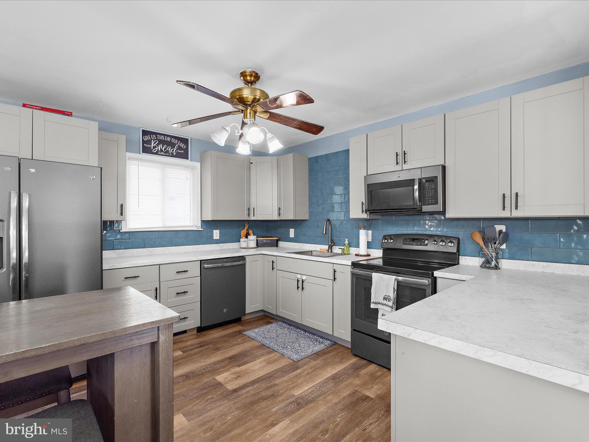 WOODLAND BEACH - Residential