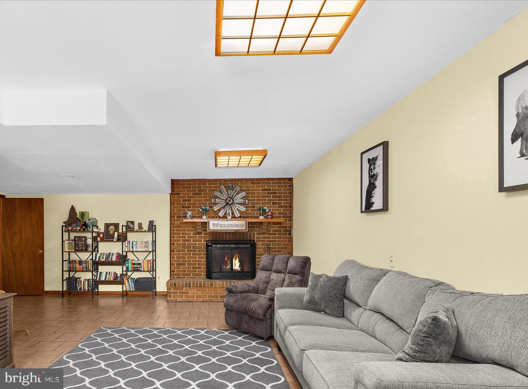 WOODLAND BEACH - Residential