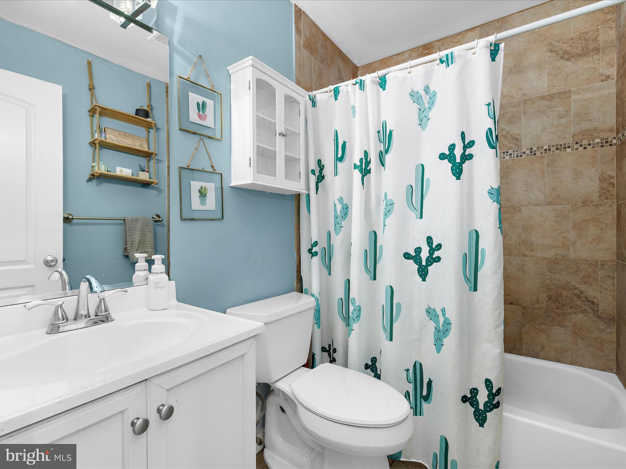 WOODLAND BEACH - Residential