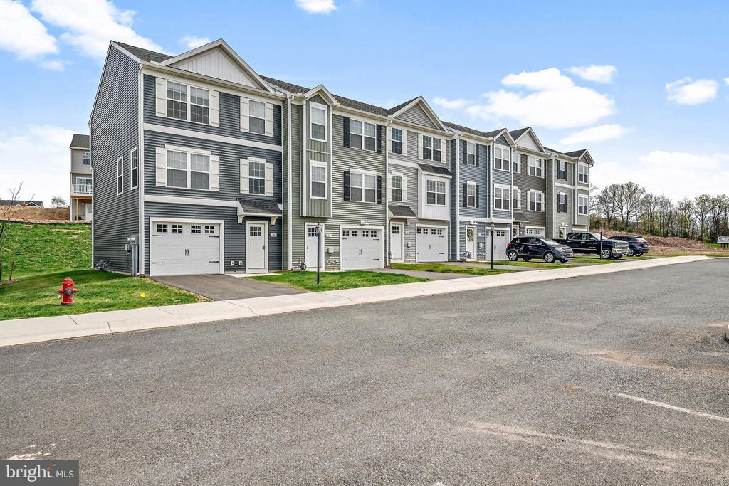 Photo of 2000 Sienna Ct, ENOLA, PA 17025 (MLS # PACB2047814)