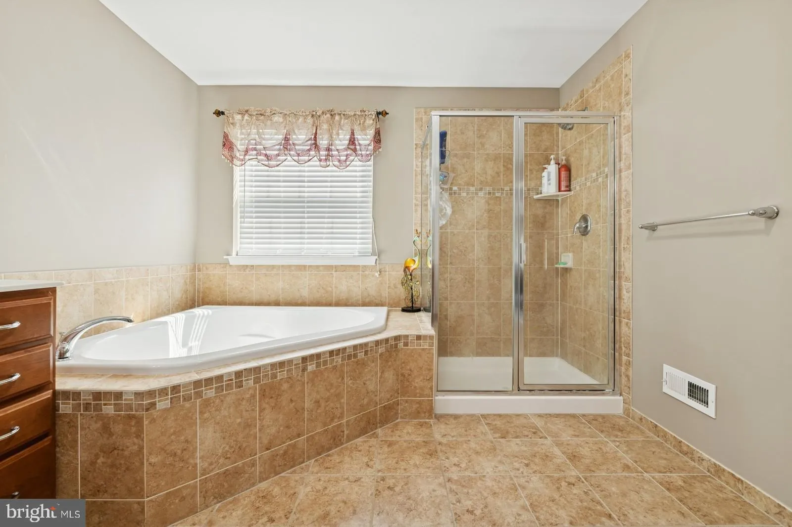 Bordentown, New Jersey 08505, United States, 5 Bedrooms Bedrooms, ,3 BathroomsBathrooms,Residential,Active,111000