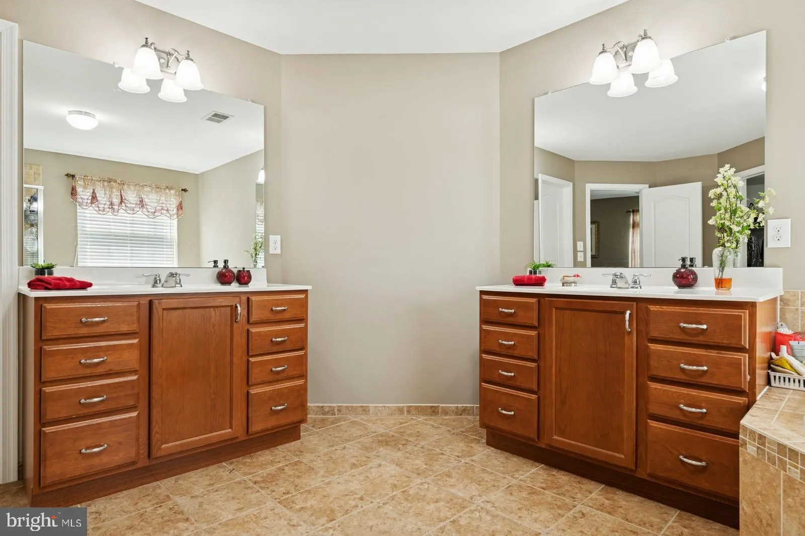 Bordentown, New Jersey 08505, United States, 5 Bedrooms Bedrooms, ,3 BathroomsBathrooms,Residential,Active,111000