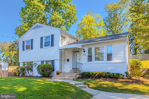 Photo of 623 Edmonston Drive, ROCKVILLE, MD 20851 (MLS # MDMC2200982)