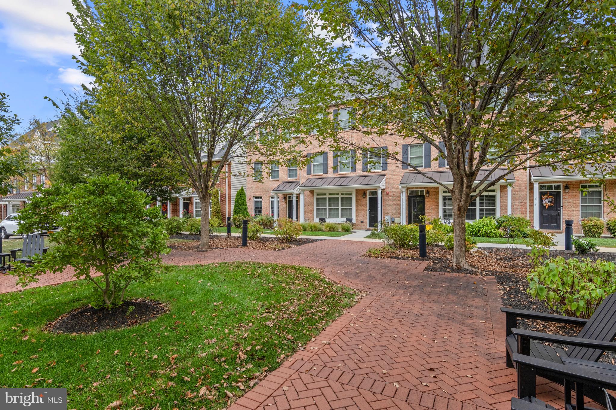 621 W MAGNOLIA COURT