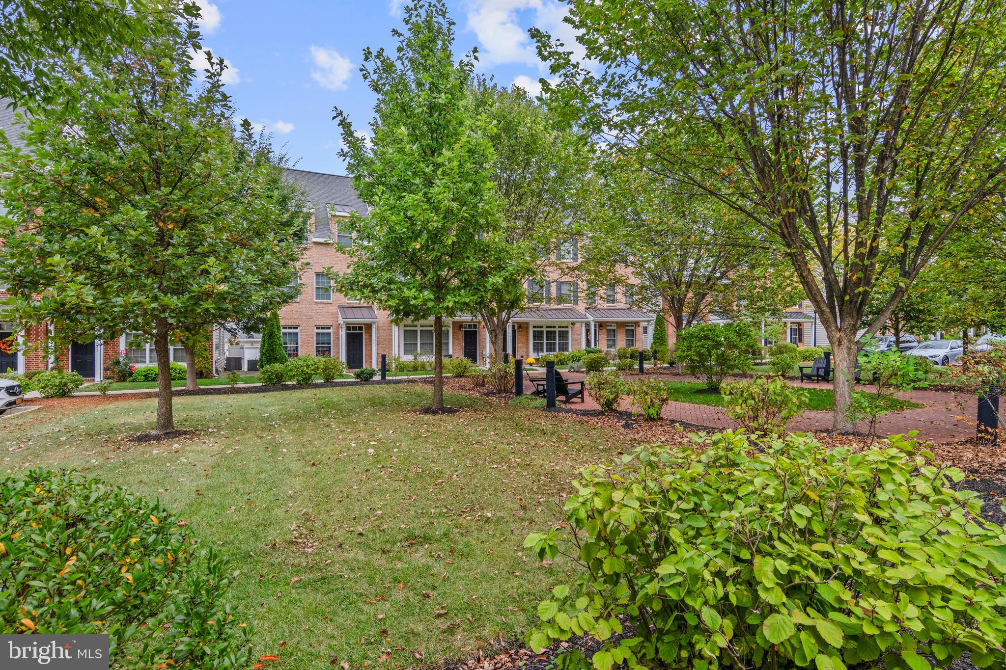 621 W MAGNOLIA COURT