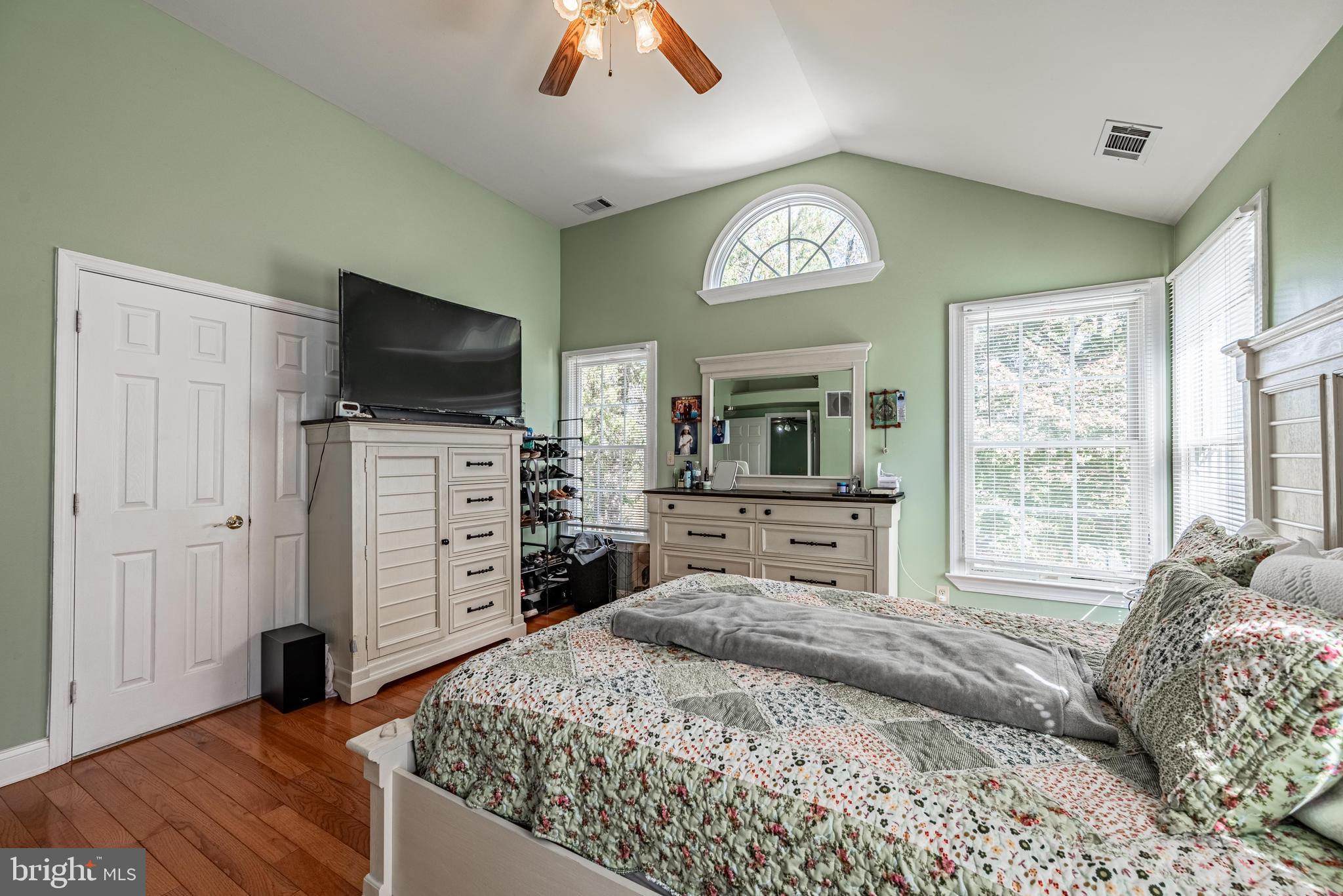 LARCHMONT - Residential