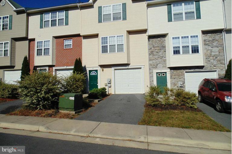 Beautiful Townhouse located in Inwood. Close to schools, shopping and dinning. Completely remodeled! New paint,ceramic floors, carpet, stainless steel appliances, blinds and lighting. Large floor plan includes, family room and full bath lower level. Office, formal dinning & liv, half bath and remodeled kitchen. A MUST SEE AND WON'T LAST LONG!