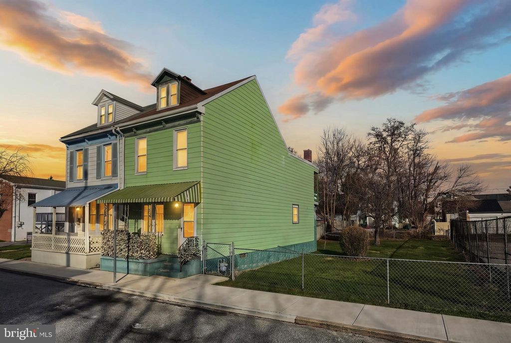 Photo of 381 S Simpson Street, YORK, PA 17403 (MLS # PAYK2094422)