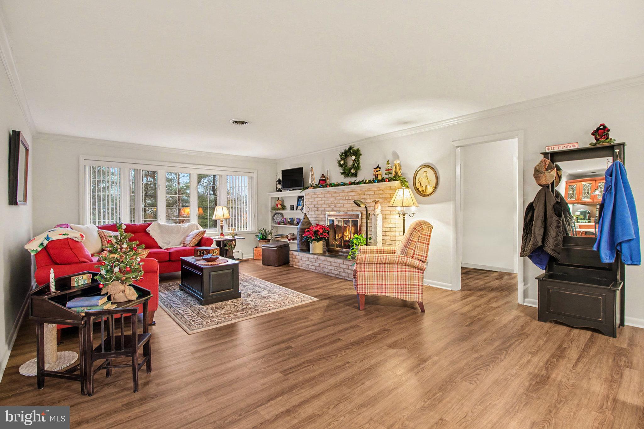 1517 WOODCREST CIRCLE