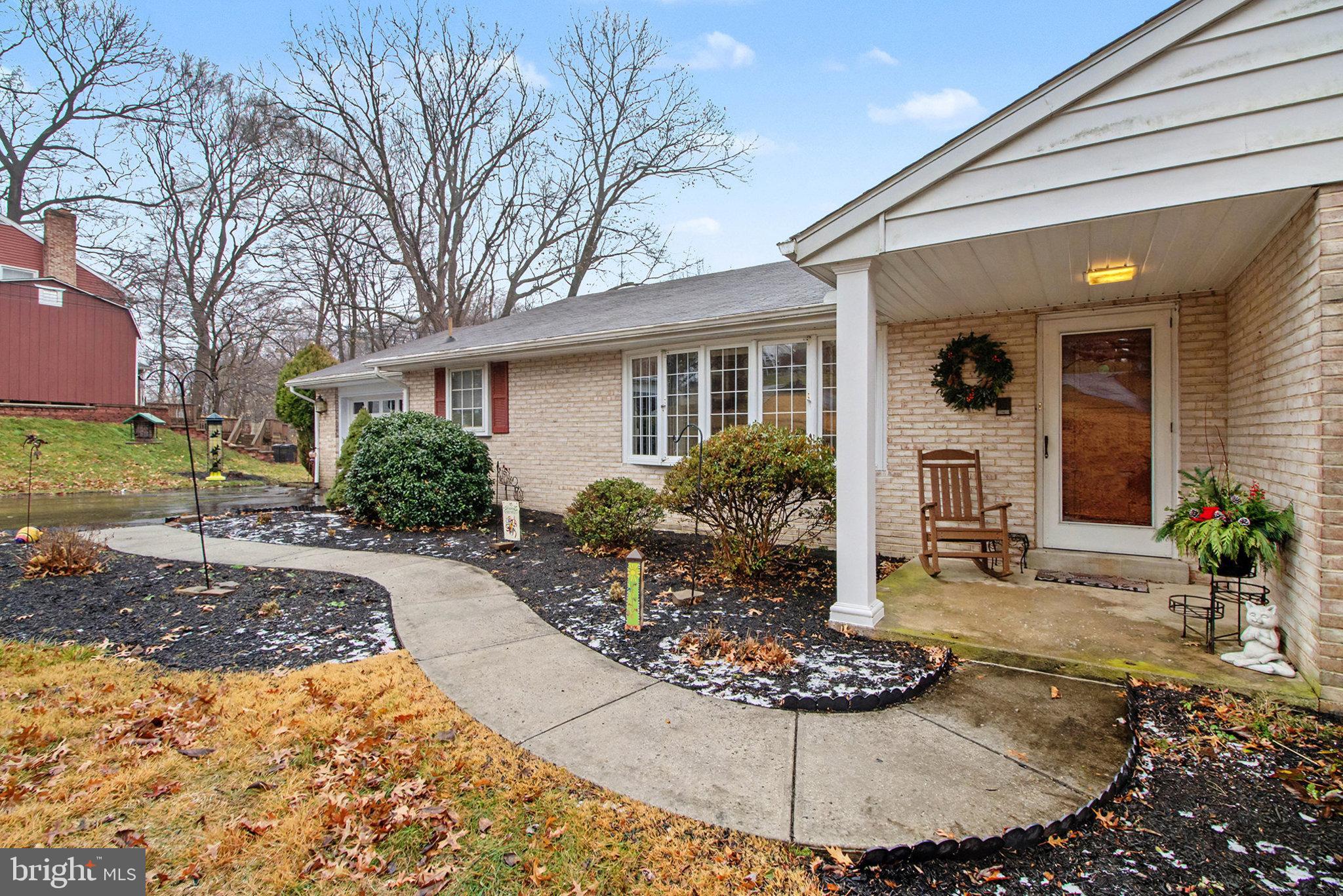 1517 WOODCREST CIRCLE