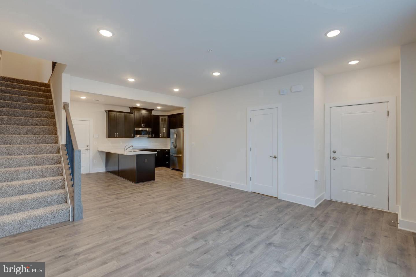 METRO SQUARE - Residential Lease