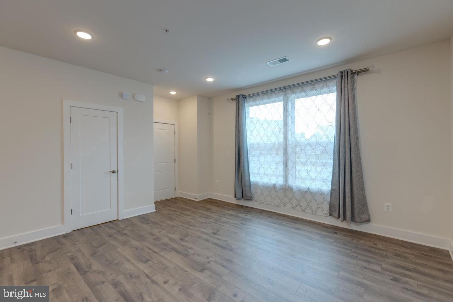 METRO SQUARE - Residential Lease