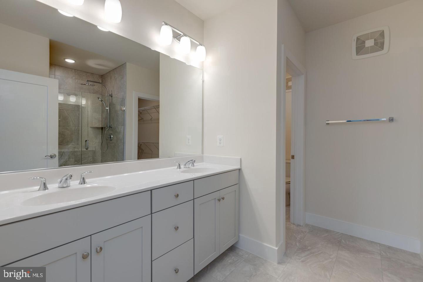 METRO SQUARE - Residential Lease