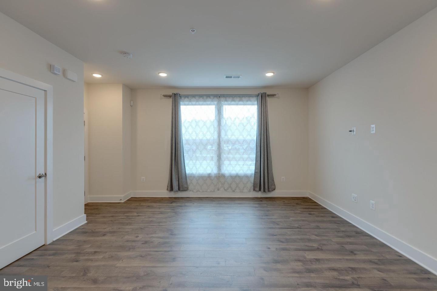 METRO SQUARE - Residential Lease