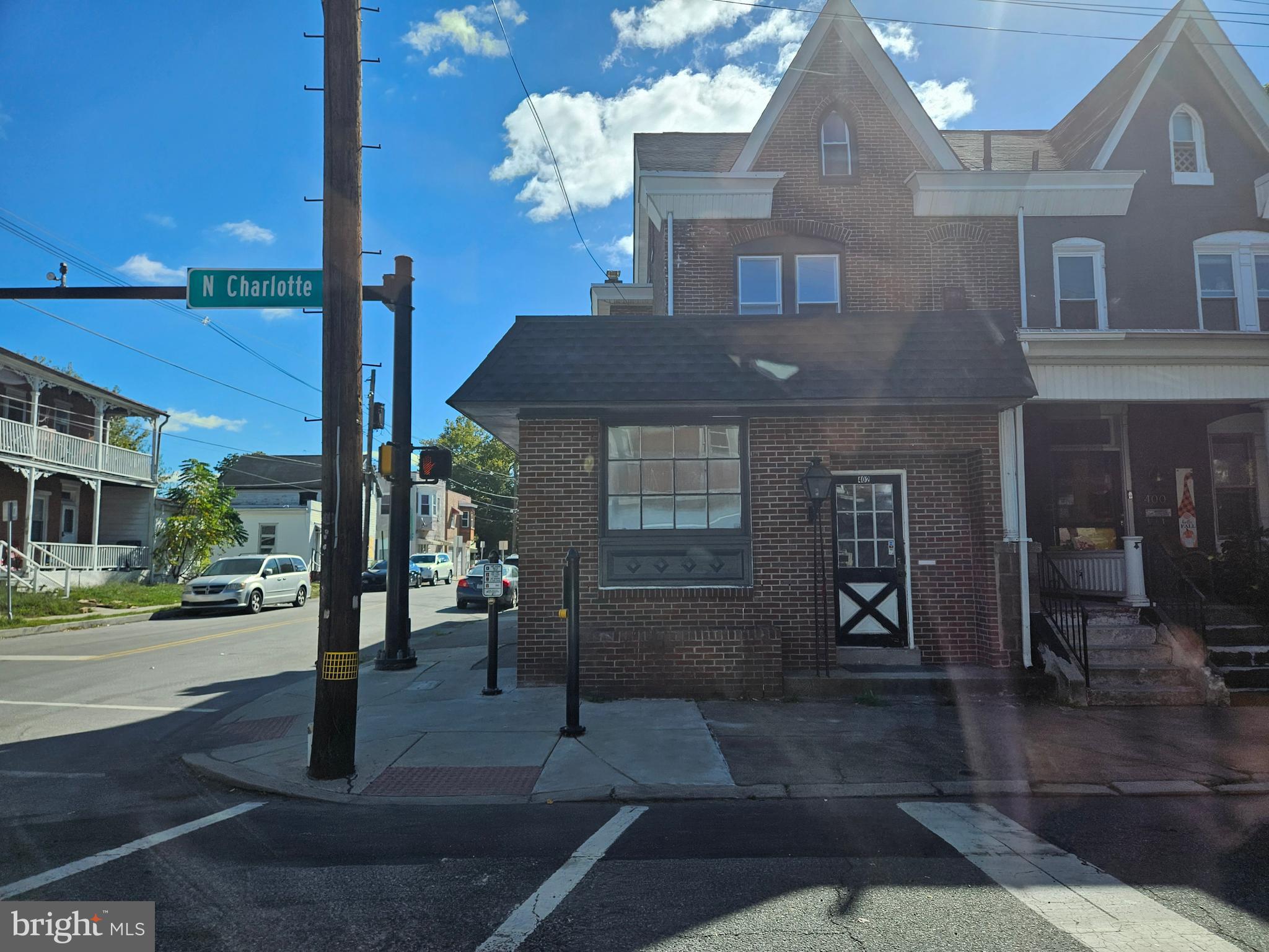 Main image without alt text