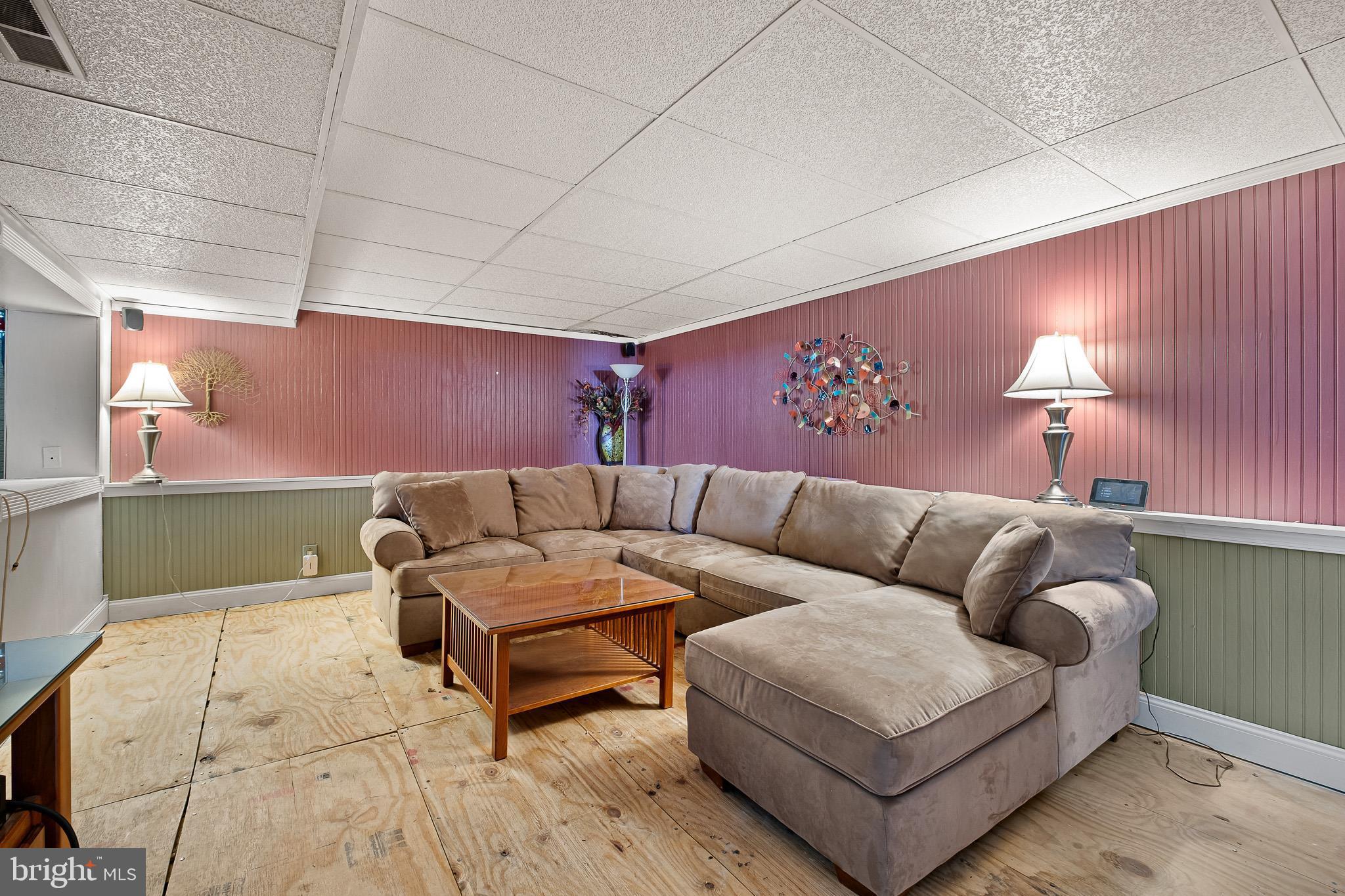 LARKIN KNOLL - Residential