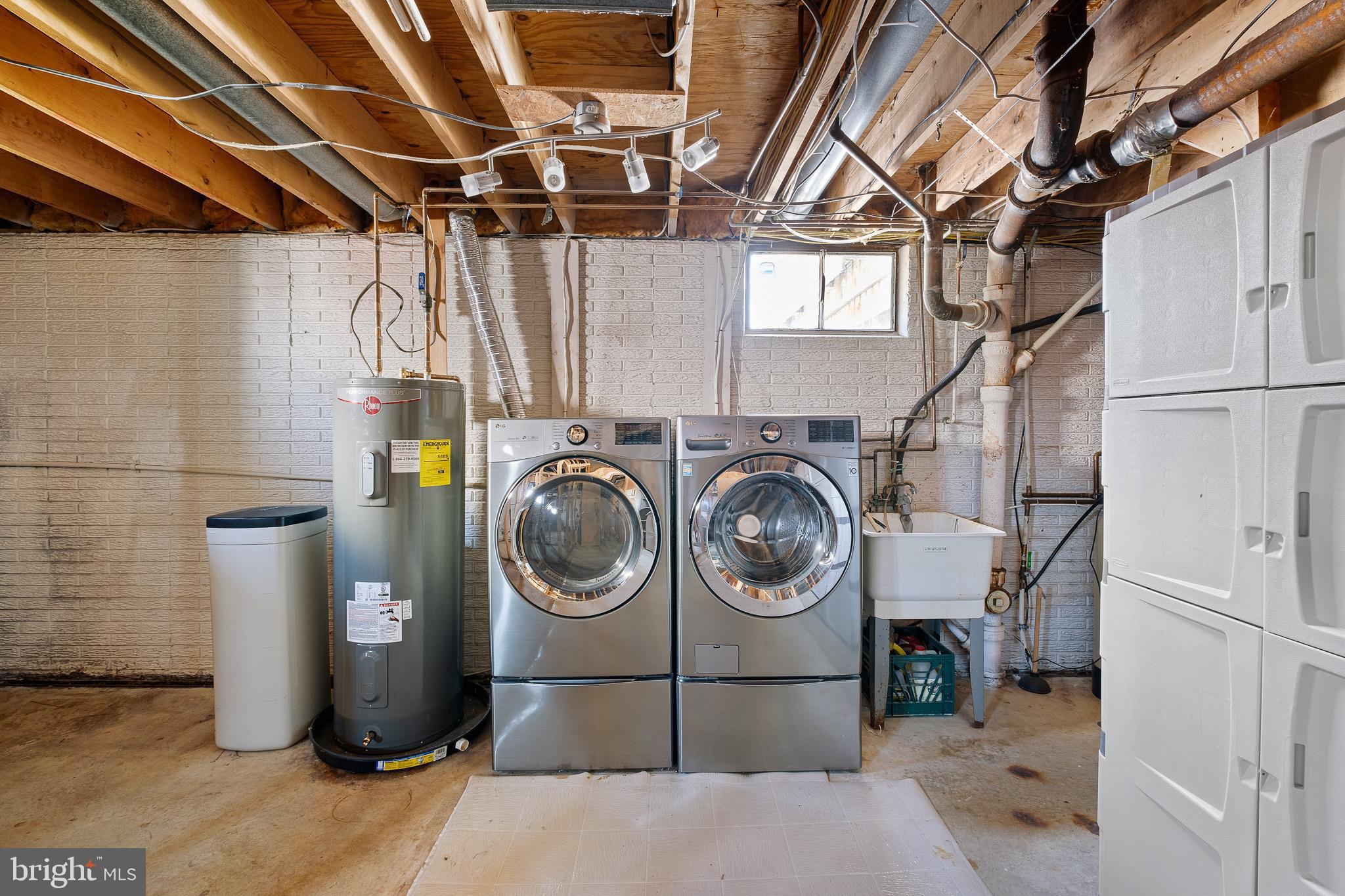 LARKIN KNOLL - Residential