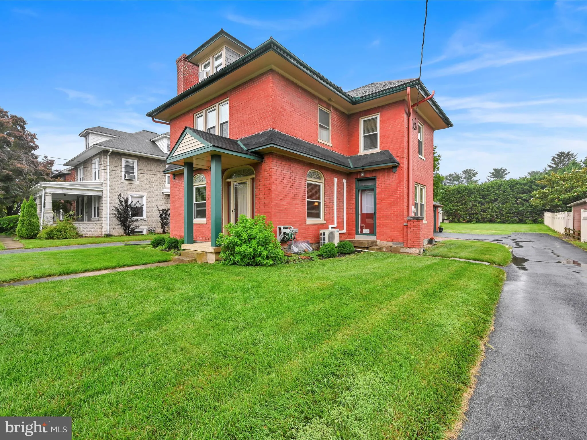 Lancaster, Pennsylvania 17601, United States, 5 Bedrooms Bedrooms, ,2 BathroomsBathrooms,Residential,Pending,205981