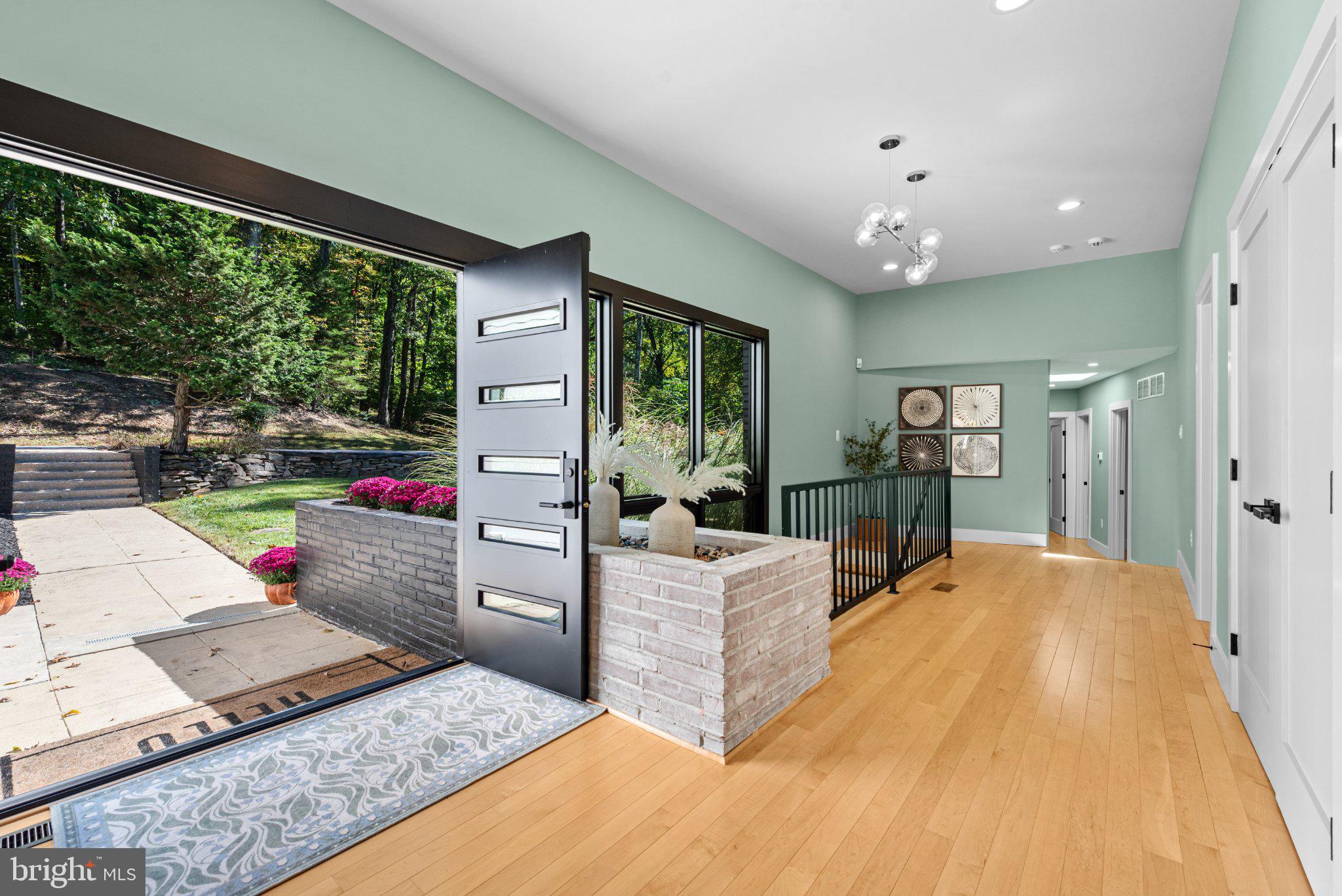 8 CAVESWOOD LANE