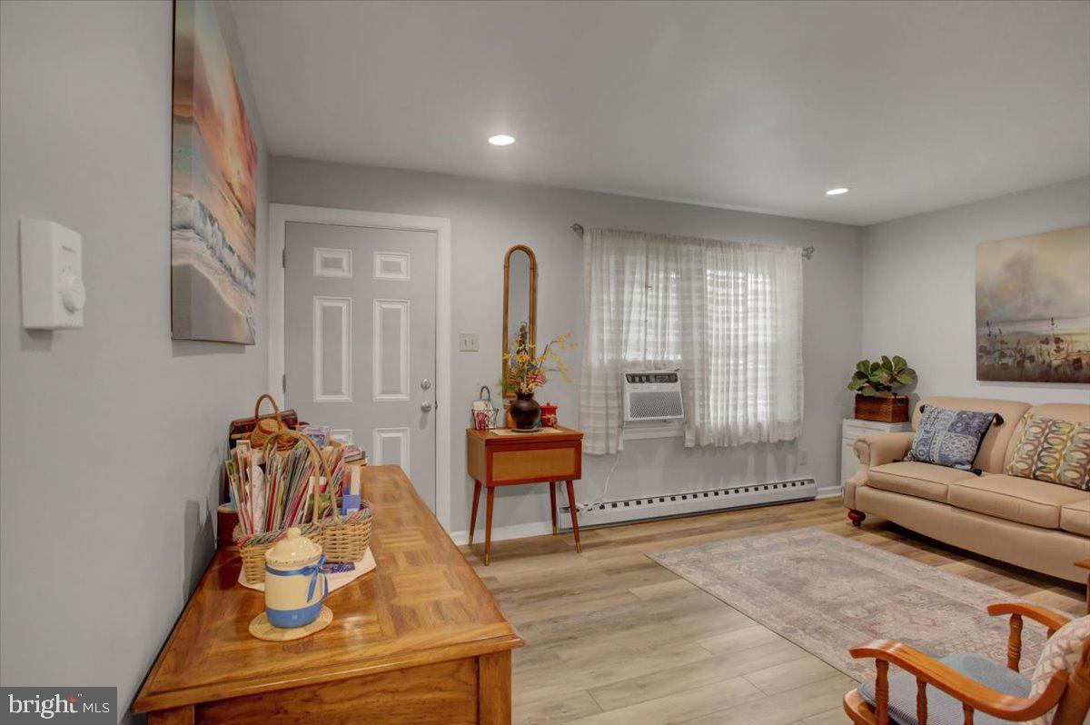 MAUGANSVILLE - Residential