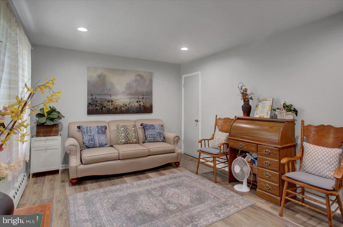 MAUGANSVILLE - Residential