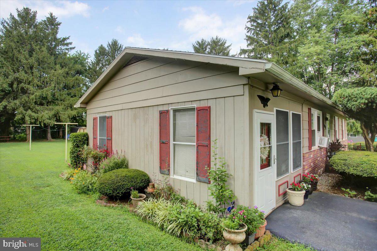 MAUGANSVILLE - Residential