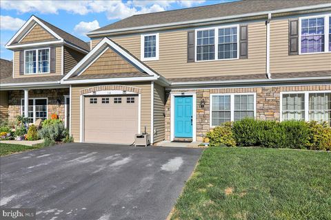 Photo of 16 Kimberly Court, ELIZABETHTOWN, PA 17022 (MLS # PALA2077190)