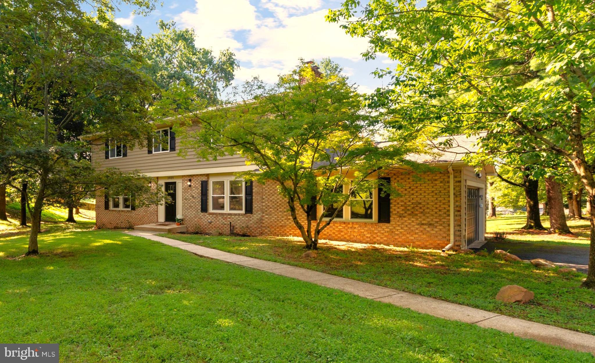 3909 THOROUGHBRED LANE