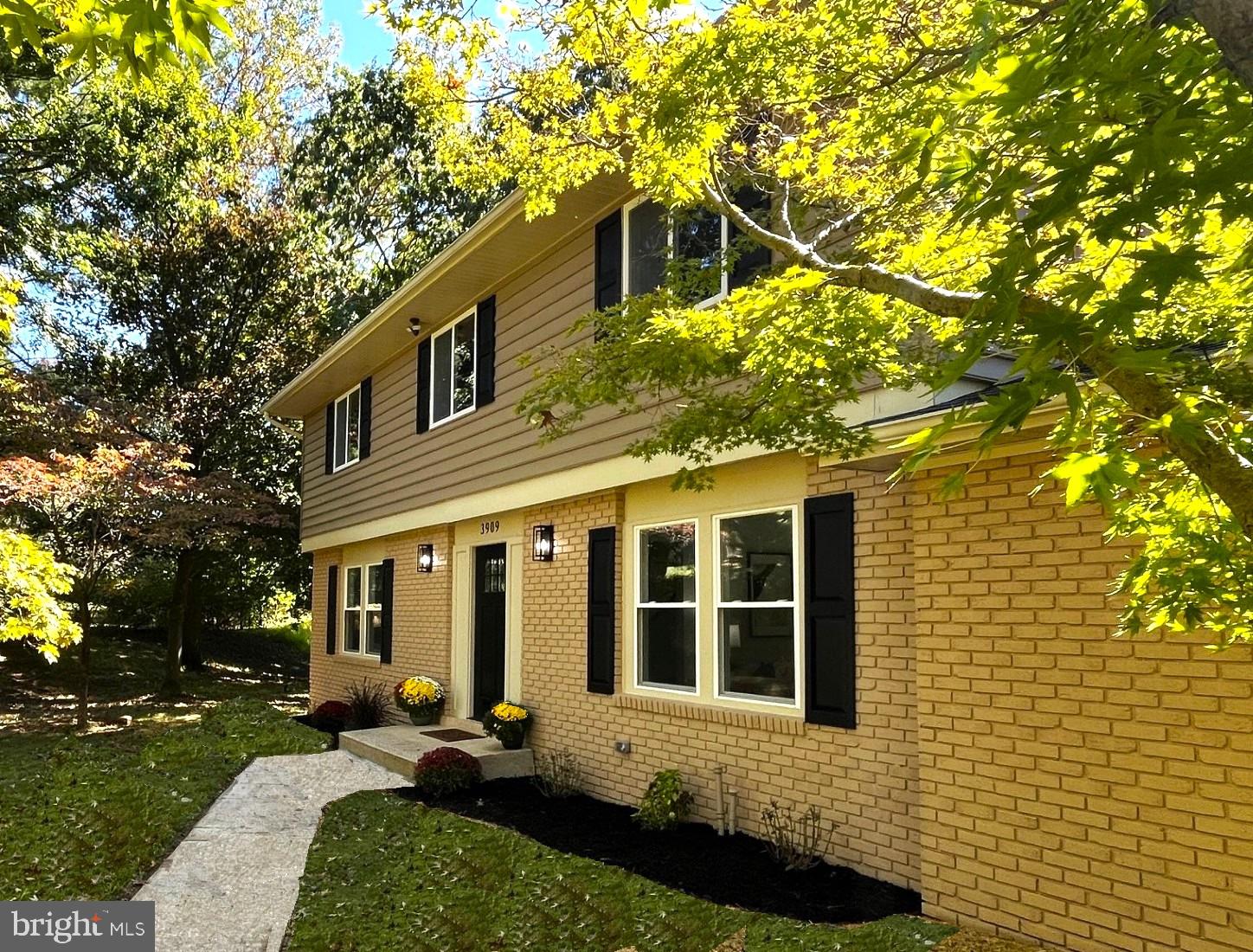 3909 THOROUGHBRED LANE