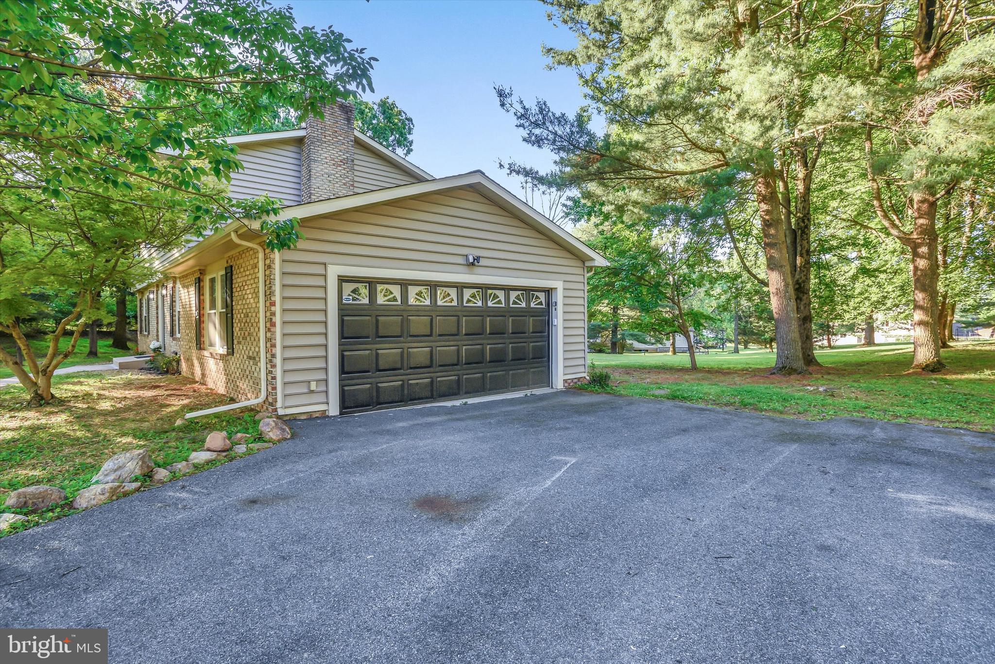 3909 THOROUGHBRED LANE