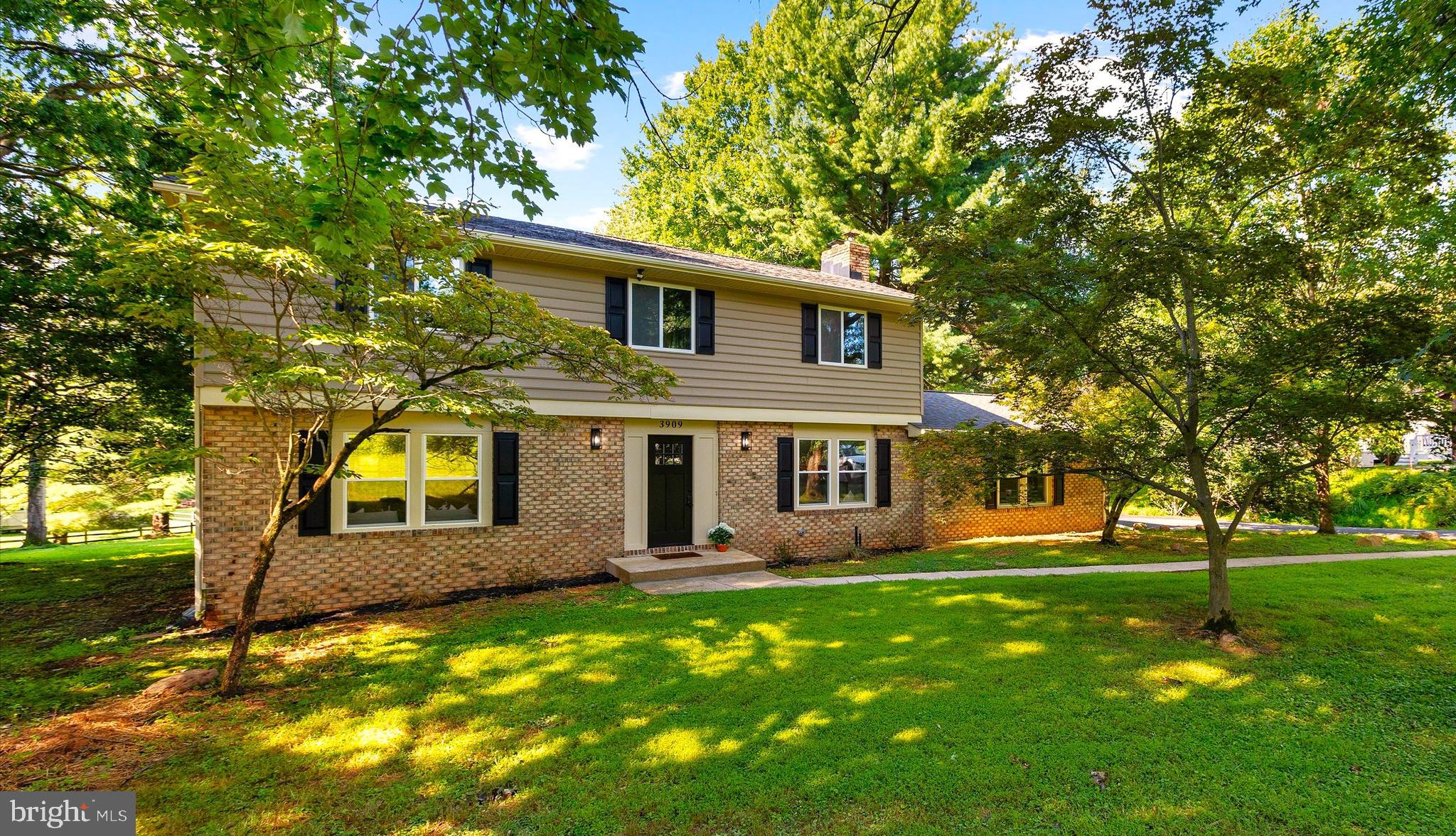 3909 THOROUGHBRED LANE