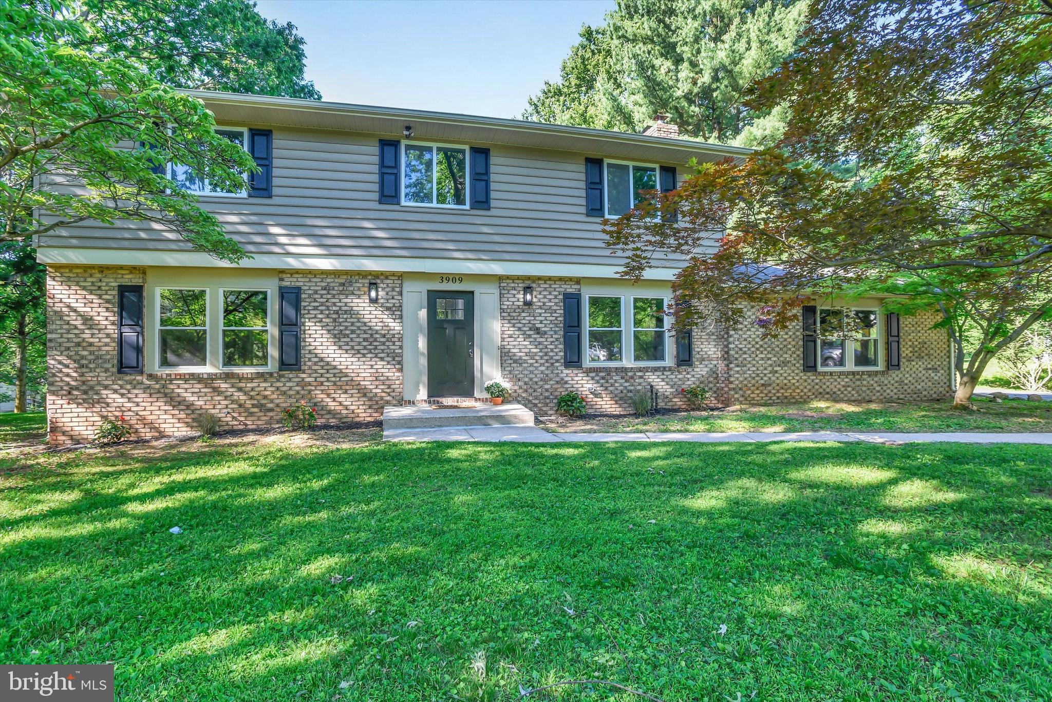 3909 THOROUGHBRED LANE