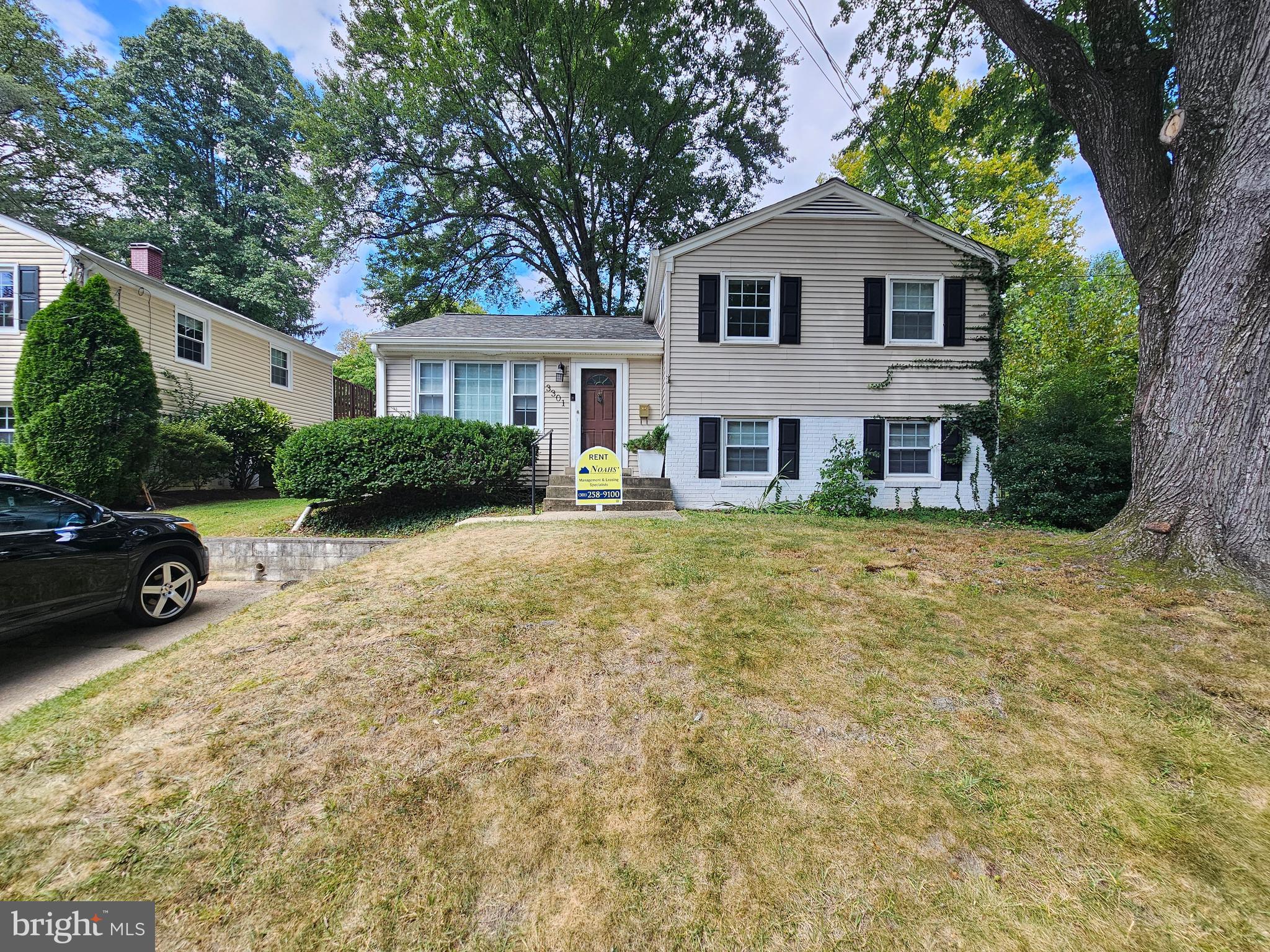 Charming SFH with large back yard & deck, wood floors, updated kitchen with SS Appliances, large bedrooms and driveway parking. Close to shopping, restaurants, grocery store's and public transportation.** We have an in-house Maint Dept for QUICK repair response/ 24 hrs emergency. * AGENTS read the Agent Private remarks please !!!