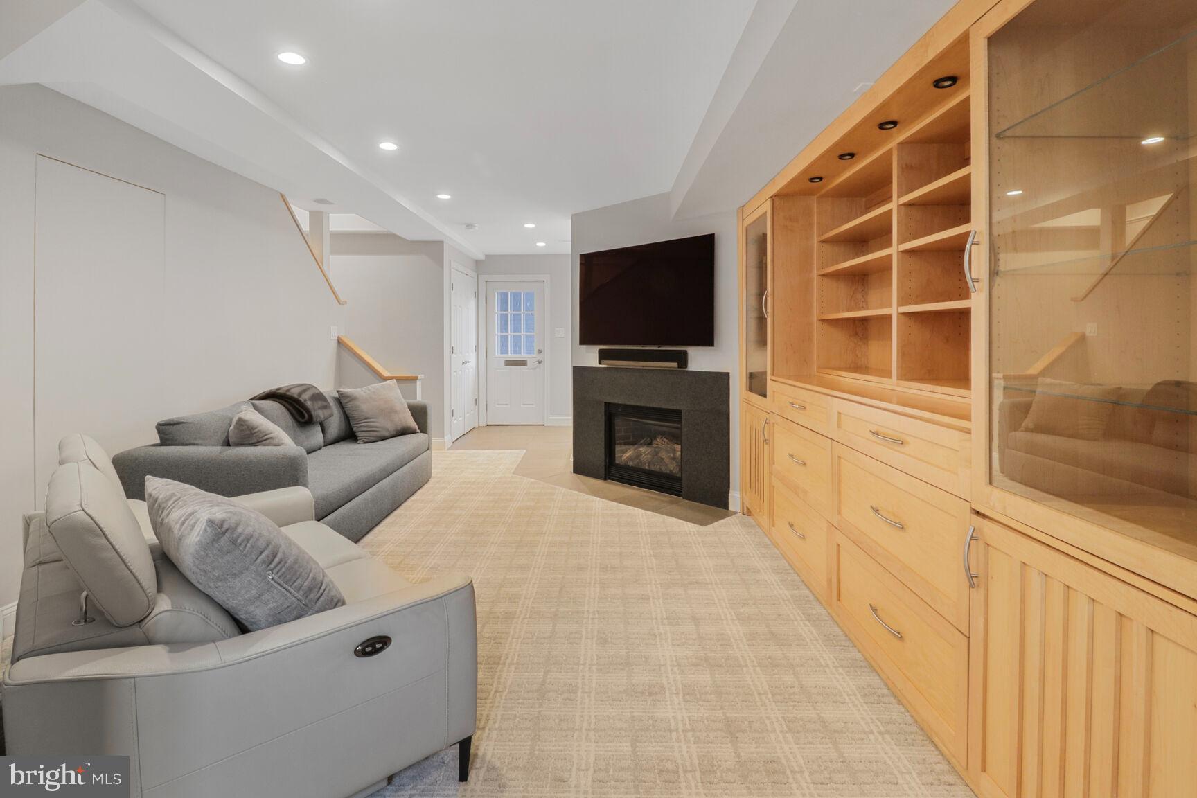 YATES GARDENS - Residential Lease