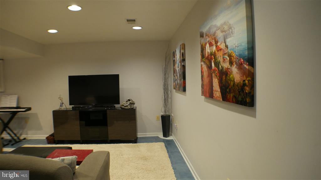 RACEWAY FARMS - Residential Lease