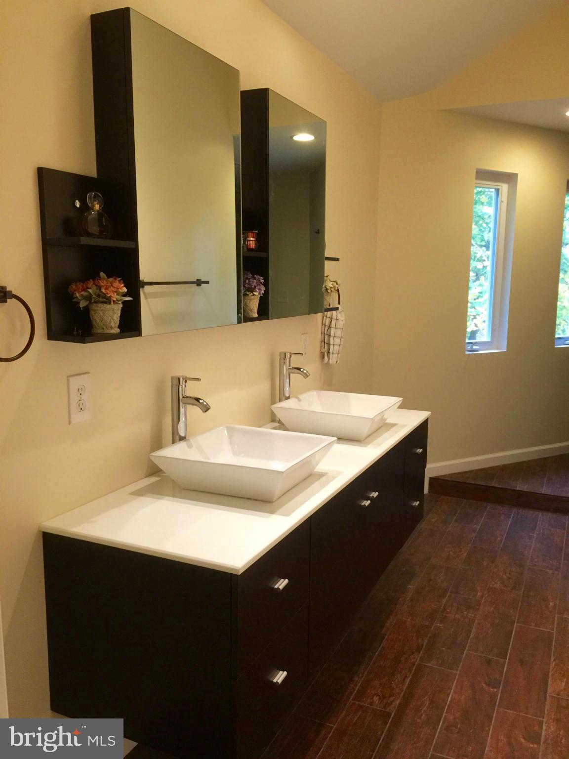 LARCHMONT - Residential