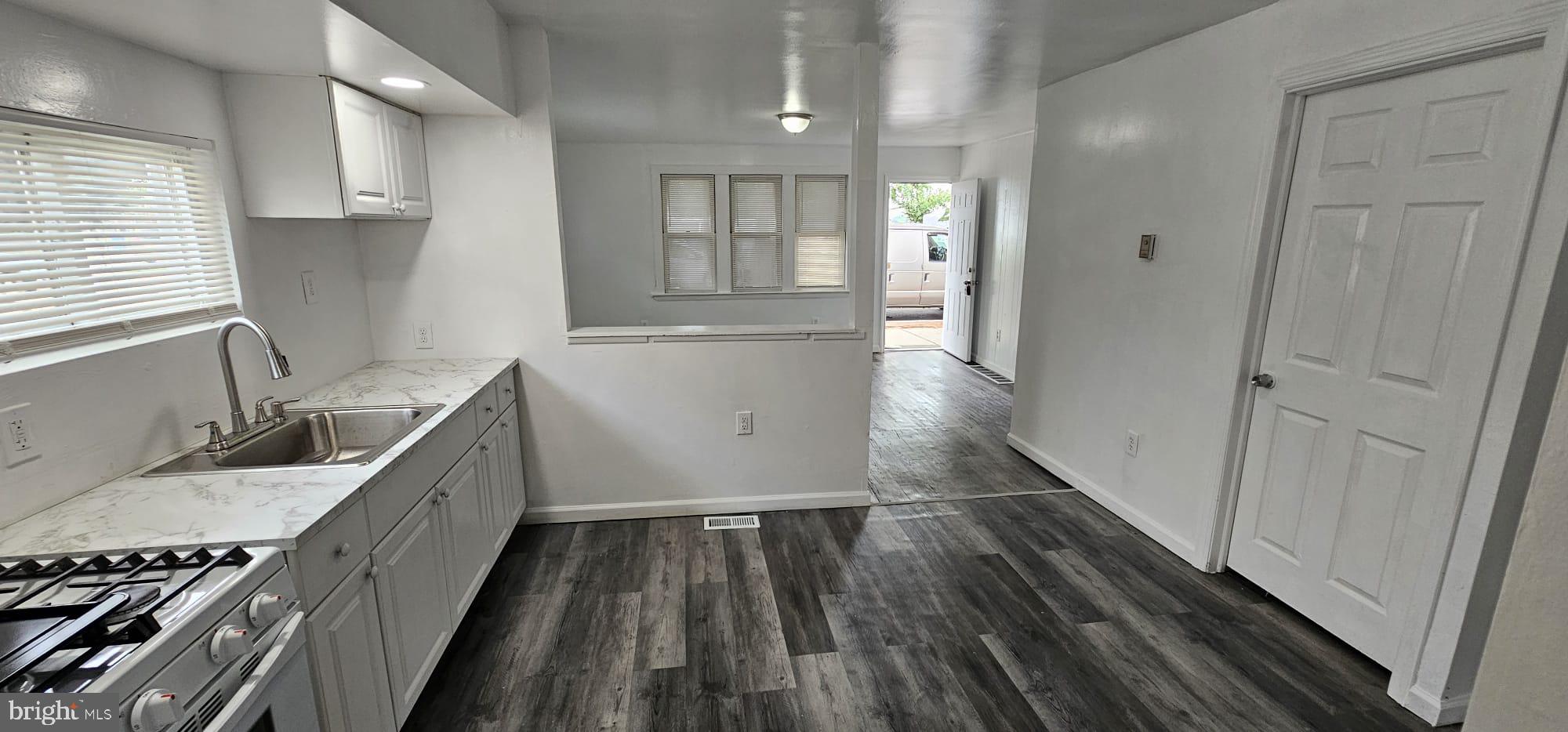 109 N BURLINGTON STREET 11