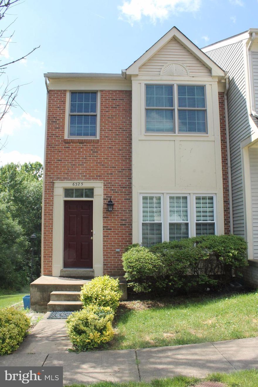 BEAUTIFUL 3 LVL END UNIT TOWNHOUSE! UPDATED THROUGHOUT; MUST SEE IT!!! LOWER LEVEL HAS A WALK OUT BASEMENT WITH A DEN/4TH RM, LAUNDRY RM, FULL BATH, FIREPLACE AND AN OUTSIDE PATIO!!! SKYLIGHT IN THE UPPER LEVEL ALONG WITH SPACIOUS ROOMS. RENT INCLUDES ALL FURNITURE,