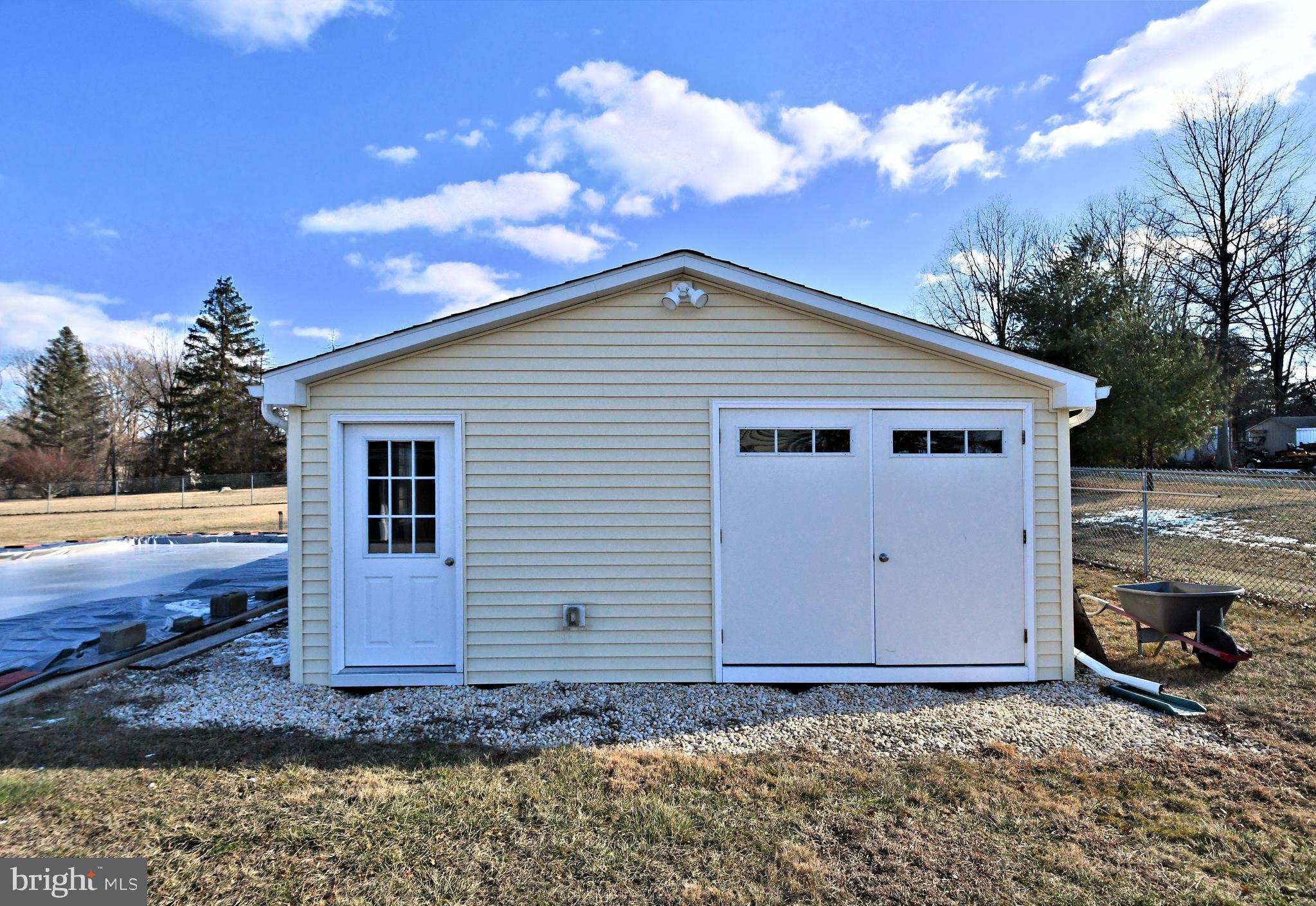 WHISPERING WOODS - Residential