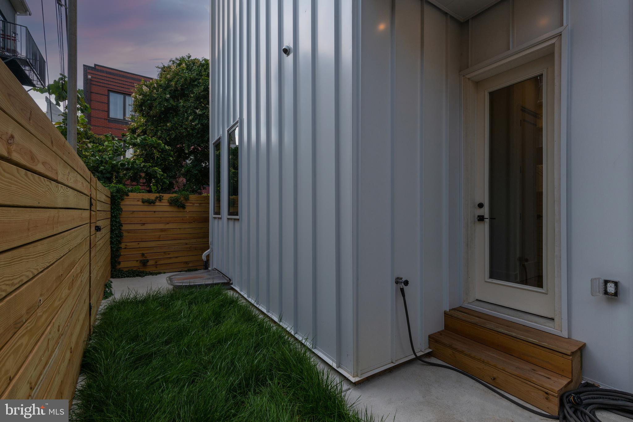 QUEEN VILLAGE - Residential