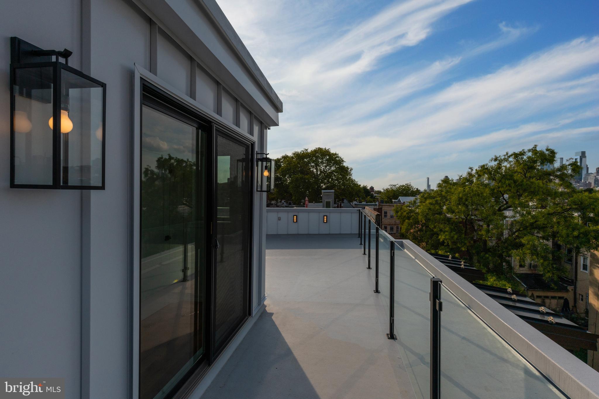 QUEEN VILLAGE - Residential