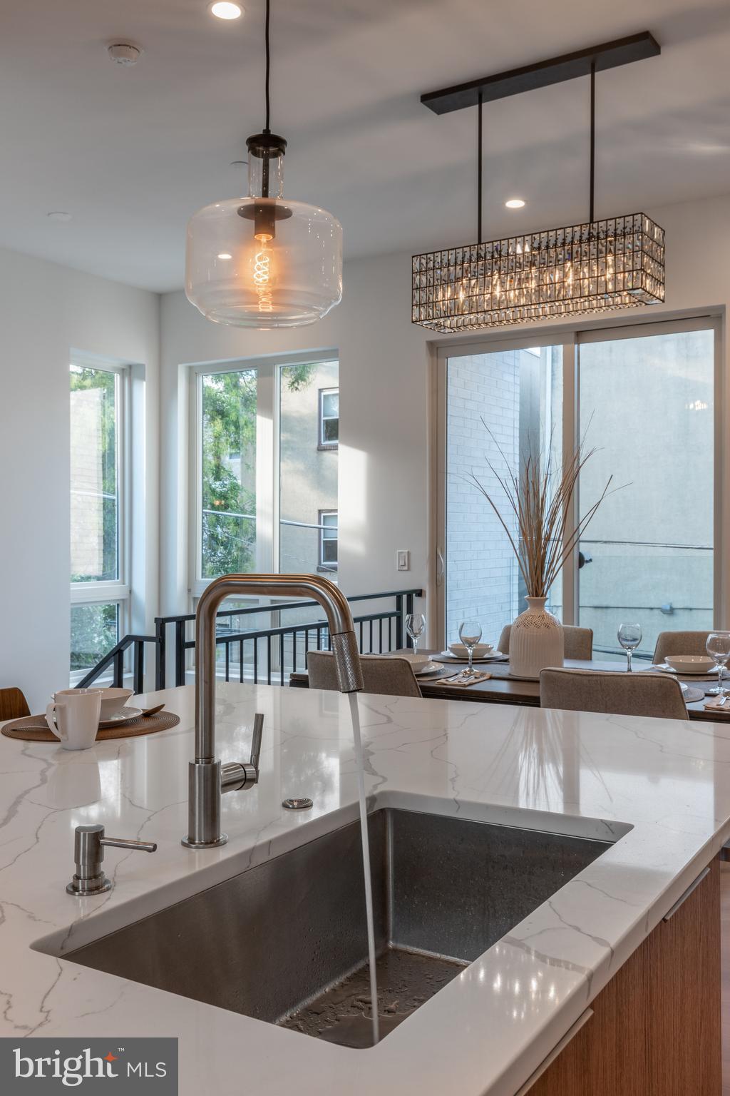 QUEEN VILLAGE - Residential