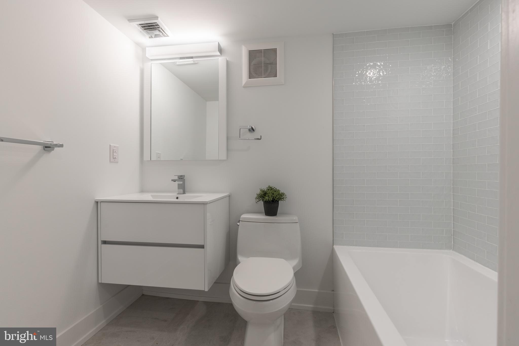 QUEEN VILLAGE - Residential