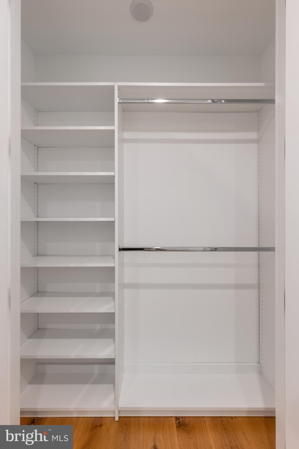 QUEEN VILLAGE - Residential