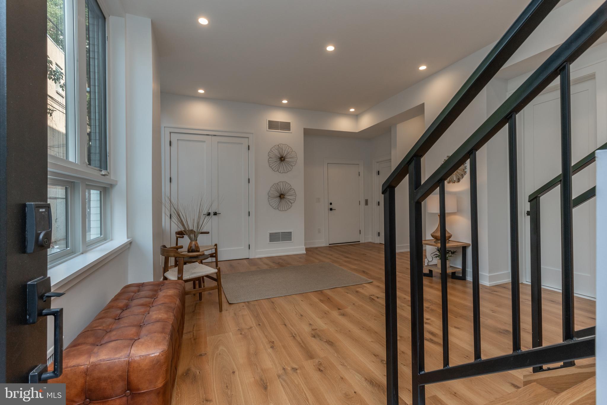 QUEEN VILLAGE - Residential