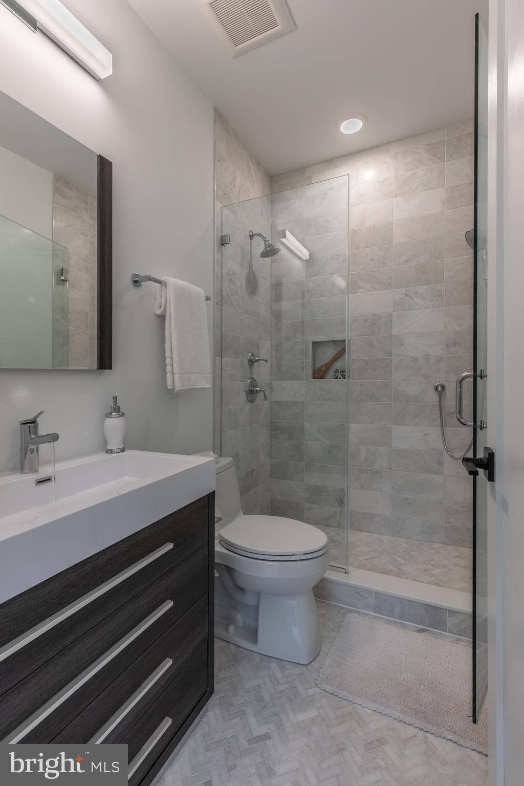 QUEEN VILLAGE - Residential