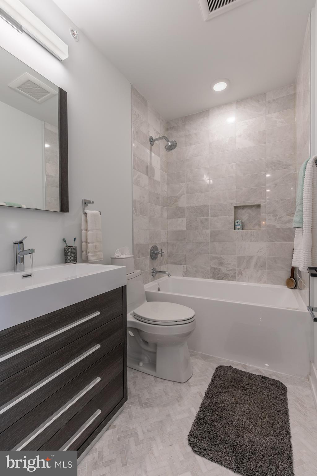 QUEEN VILLAGE - Residential