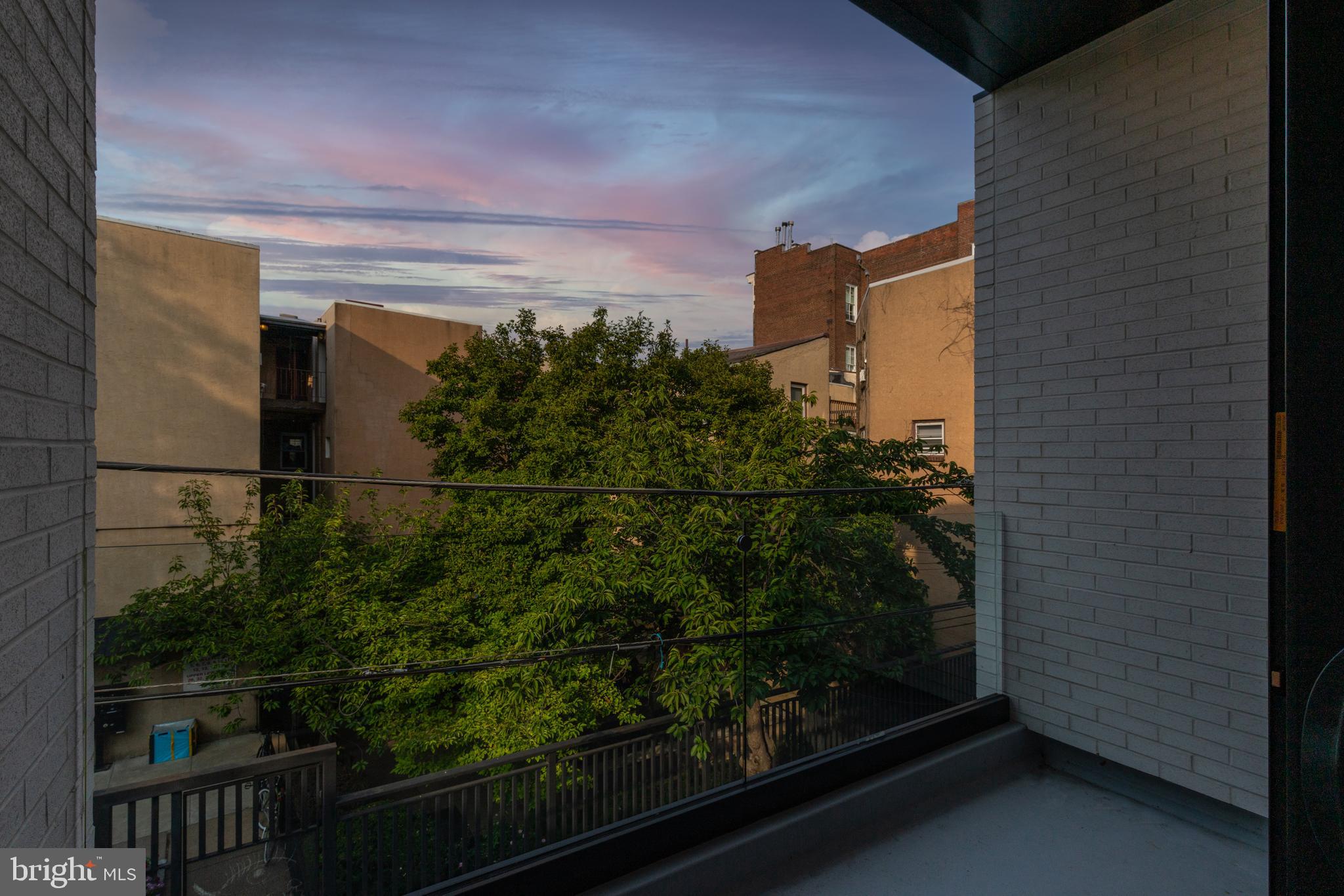 QUEEN VILLAGE - Residential