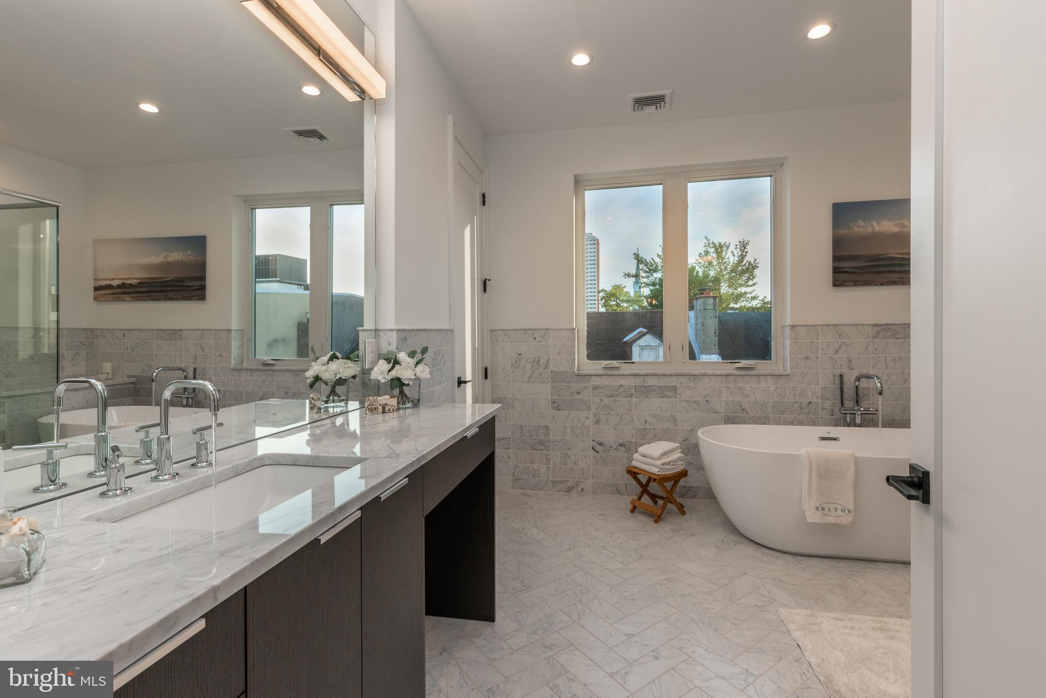 QUEEN VILLAGE - Residential