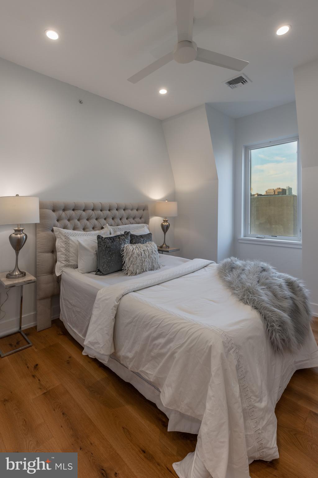 QUEEN VILLAGE - Residential